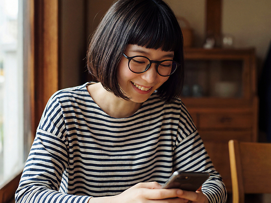 JPG 편집이미지 여자 셔츠 의자 탁자 휴식 대화 웃음 줄무늬 카페 전화기 소통 의료성형뷰티 편집실사 AI인물포토 AI콘텐츠 가구 컨셉 상의 무늬 표정 말하기 사람 상점 CG 파일형식 AI포토