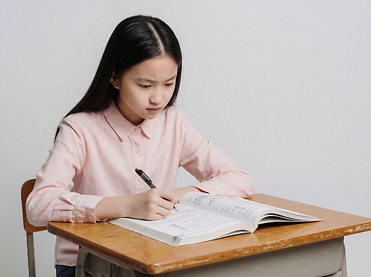 JPG 편집이미지 학생 여학생 교육 교실 학습 교양 기록 질문 집중 책상 문제집 해결 의료성형뷰티 편집실사 AI인물포토 AI콘텐츠 여자 가구 컨셉 학교 책 CG 파일형식 AI포토