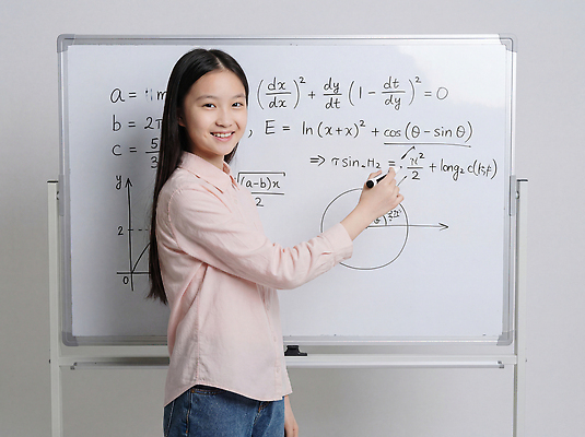 JPG 편집이미지 학생 교육 교실 설명 학습 공책 기록 수학 강의 즐거움 화이트보드 문제 긴장 의료성형뷰티 편집실사 AI인물포토 AI콘텐츠 감정 교과목 학교 모션 문구용품 CG 파일형식 AI포토