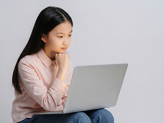 JPG 편집이미지 손 여자 어린이 생각 기술 일상 노트북 학습 스크린 정보 집중 턱 오후 의료성형뷰티 편집실사 교육 컨셉 사람 라이프 신체부위 전자제품 CG 파일형식