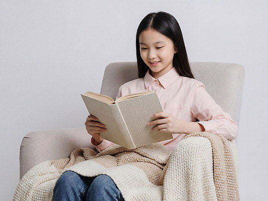 JPG 편집이미지 모션 휴식 웃음 소녀 일상 책 소파 독서 방 시간 담요 집중 즐거움 장면 의료성형뷰티 안락 편집실사 AI인물포토 AI콘텐츠 여자 감정 어린이 컨셉 의자 표정 라이프 CG 파일형식 AI포토