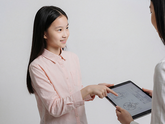 JPG 편집이미지 학생 교육 모션 기술 대화 학습 태블릿 스크린 교사 교양 정보 소통 의료성형뷰티 편집실사 AI인물포토 AI콘텐츠 직업 컨셉 말하기 전자제품 스마트기기 CG 파일형식 AI포토