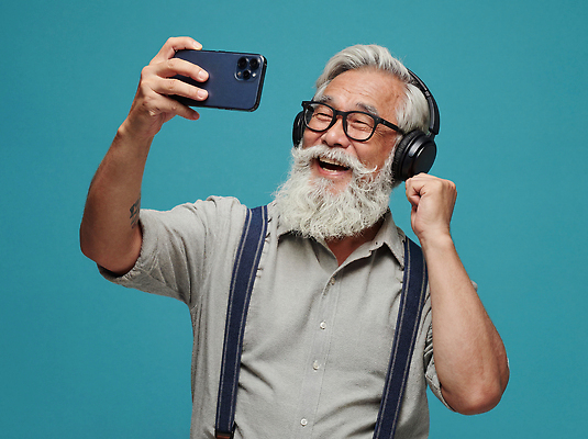 JPG 편집이미지 노년 남자 감정 포즈 가족 승용차 웃음 친구 헤드폰 기쁨 셀프카메라 즐거움 소통 순간 의료성형뷰티 편집실사 AI인물포토 AI콘텐츠 음향기기 컨셉 관계 자동차 표정 사람 성인 사진촬영 CG 파일형식 AI포토