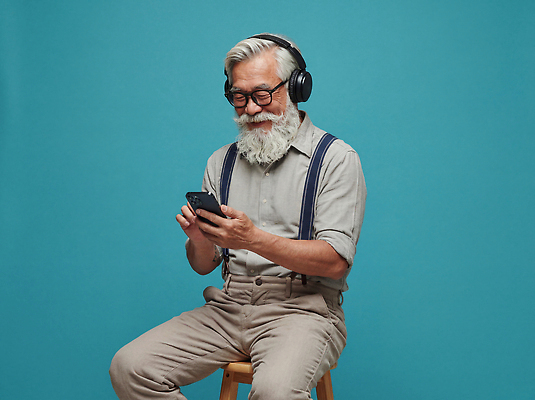 JPG 편집이미지 노년 남자 음악 포즈 백그라운드 기술 미소 세로 파란색 핸드폰 헤드폰 편안함 귀 의료성형뷰티 편집실사 AI인물포토 AI콘텐츠 컬러 음향기기 문화예술 표정 사람 성인 신체부위 전자제품 감각 CG 파일형식 AI포토