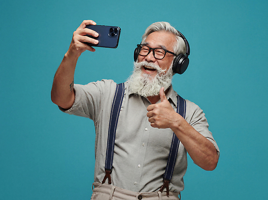 JPG 편집이미지 남자 감정 중년 포즈 웃음 일상 스마트폰 헤드폰 엄지손가락 셀프카메라 즐거움 파란배경 소통 의료성형뷰티 편집실사 AI인물포토 AI콘텐츠 음향기기 백그라운드 컨셉 손가락 표정 사람 성인 라이프 파란색 핸드폰 스마트기기 사진촬영 CG 파일형식 AI포토