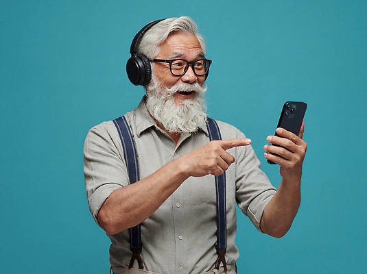 JPG 편집이미지 노년 남자 감정 커뮤니케이션 기술 웃음 스마트폰 스크린 헤드폰 가리킴 연령 즐거움 만족 세대 소통 의료성형뷰티 편집실사 AI인물포토 AI콘텐츠 음향기기 컨셉 표정 사람 손짓 성인 핸드폰 스마트기기 CG 파일형식 AI포토