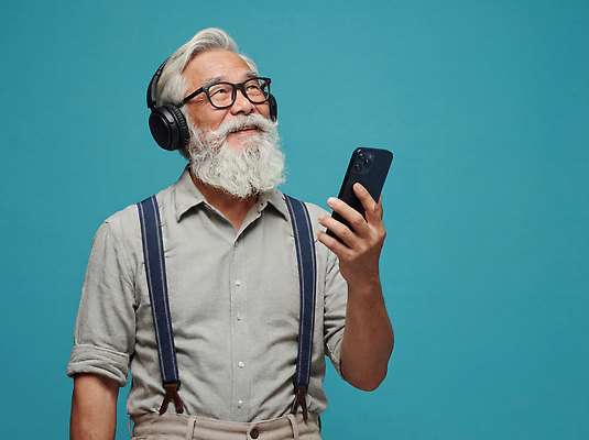 JPG 편집이미지 할머니 음악 백그라운드 기술 웃음 일상 파란색 스마트폰 헤드폰 자유 연결 즐거움 세대 소통 의료성형뷰티 편집실사 여자 노년 감정 컬러 음향기기 컨셉 문화예술 표정 라이프 핸드폰 스마트기기 CG 파일형식