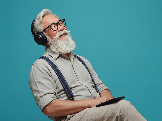 JPG 편집이미지 노년 남자 여유 음악 모션 표정 앉기 헤드폰 감상 기쁨 시간 편안함 즐거움 파란배경 의료성형뷰티 편집실사 AI인물포토 AI콘텐츠 감정 음향기기 백그라운드 문화예술 사람 성인 파란색 감각 CG 파일형식 AI포토