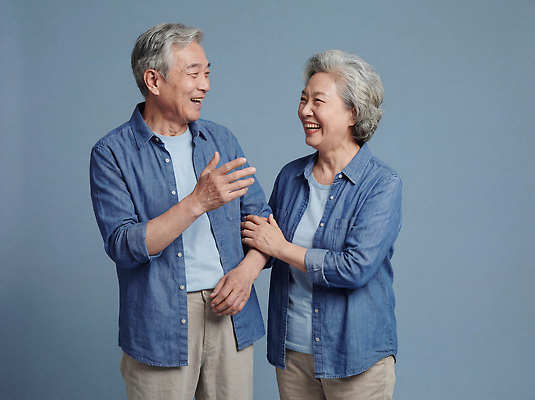 JPG 편집이미지 행복 감정 관계 대화 사랑 웃음 사람 상반신 노부부 연령 파란배경 소통 순간 의료성형뷰티 편집실사 AI인물포토 AI콘텐츠 부부 백그라운드 컨셉 표정 말하기 파란색 CG 파일형식 AI포토