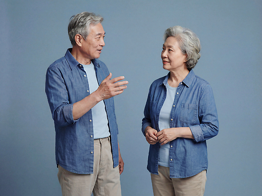 JPG 편집이미지 여자 남자 백그라운드 관계 표정 이야기 대화 웃음 손짓 파란색 노부부 임신 소통 의사소통 의료성형뷰티 편집실사 AI인물포토 AI콘텐츠 부부 컬러 컨셉 모션 말하기 사람 CG 파일형식 AI포토