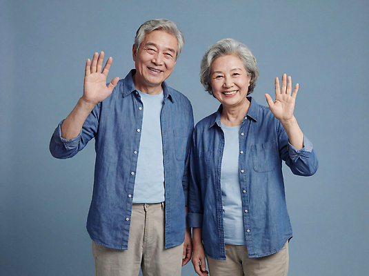 JPG 편집이미지 커플 할아버지 노년 행복 할머니 가족 표정 대화 사랑 웃음 파란배경 소통 손흔들기 의료성형뷰티 편집실사 AI인물포토 AI콘텐츠 여자 남자 감정 백그라운드 컨셉 관계 모션 말하기 성인 파란색 CG 파일형식 AI포토