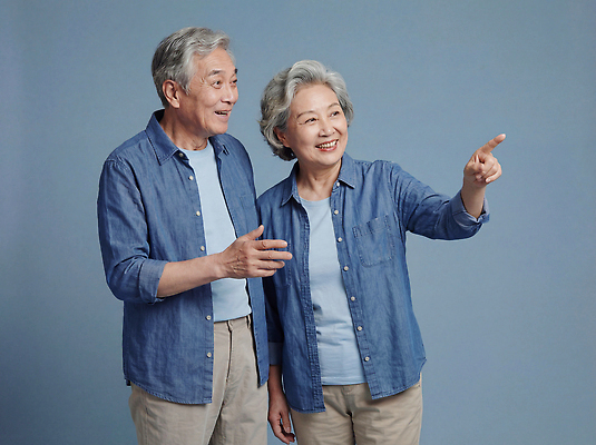 JPG 편집이미지 응시 행복 가족 함께함 대화 사랑 웃음 손짓 노부부 은퇴 소통 순간 의료성형뷰티 편집실사 AI인물포토 AI콘텐츠 부부 시선 감정 컨셉 관계 모션 표정 말하기 CG 파일형식 AI포토