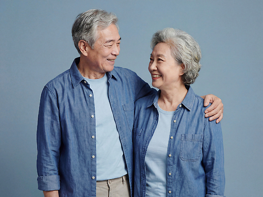 JPG 편집이미지 손 커플 행복 감정 얼굴 함께함 사랑 미소 웃음 사람 노부부 기쁨 연령 소통 의료성형뷰티 유대감 편집실사 AI인물포토 AI콘텐츠 부부 컨셉 관계 표정 신체부위 CG 파일형식 AI포토