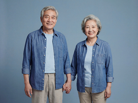 JPG 편집이미지 부부 노년 행복 관계 함께함 사랑 미소 여러명 손잡기 노부부 촬영 파란배경 세대 의료성형뷰티 편집실사 AI인물포토 AI콘텐츠 커플 감정 다수 백그라운드 컨셉 모션 표정 사람 성인 파란색 CG 파일형식 AI포토