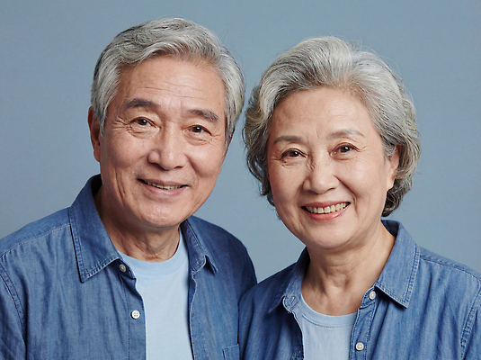 JPG 편집이미지 옷 행복 포즈 백그라운드 가족 사랑 웃음 파란색 노부부 즐거움 소통 의료성형뷰티 편집실사 AI인물포토 AI콘텐츠 부부 감정 컬러 컨셉 관계 표정 CG 파일형식 AI포토