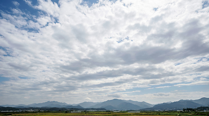 JPG 편집이미지 계절 여행 자연 하늘 날씨 산 풍경 일상 햇빛 농경지 대기 멀리 평지 편집실사 AI포토 AI콘텐츠 라이프 태양 농장 땅 CG 생태계 파일형식