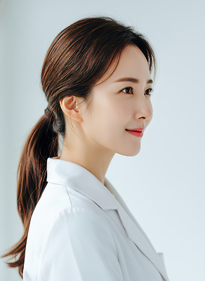 직업 컬러 의학 표정 사람 신체부위 의료진 의사 가운 CG 파일형식 여자 환자 대기 미소 흰색 의사가운 백그라운드 밝음 건강 진료 얼굴 자태 편집실사 JPG 편집이미지 의료성형뷰티