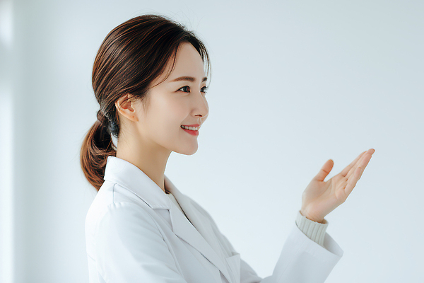 JPG 편집이미지 옷 의학 실내 대화 설명 치료 환자 의사 정보 상담 전문 조언 지원 의료성형뷰티 편집실사 AI인물포토 AI콘텐츠 모션 말하기 내부 의료진 CG 파일형식 AI포토