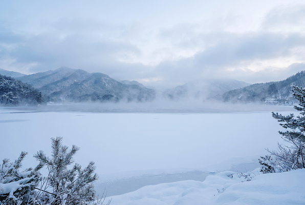 JPG 편집이미지 호수 겨울 자연 아침 산 풍경 물 흐름 안개 숲 편집포토 풍경화 주간 자연요소 계절 컨셉 날씨 그림 생태계 파일형식