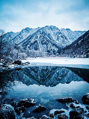 JPG 나무 편집이미지 호수 겨울 부분 자연 하늘 산 풍경 물 반사 얼음 차가움 녹지 편집포토 자연요소 식물 계절 생태계 파일형식