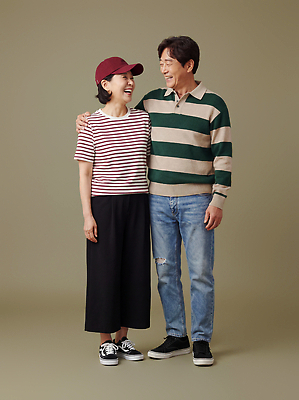 JPG 편집이미지 커플 패션 노년 행복 포즈 티셔츠 대화 웃음 여러명 일상 치마 줄무늬 청바지 유머 스웨터 의료성형뷰티 편집실사 감정 다수 셔츠 상의 무늬 바지 관계 하의 표정 말하기 사람 성인 라이프 CG 파일형식