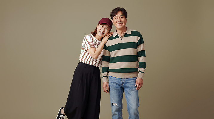 커플 컨셉 셔츠 상의 무늬 관계 표정 사람 성인 CG 파일형식 남자 여자 포즈 미소 줄무늬 스웨터 티셔츠 패션 친구 부부 스튜디오 다정 공간 옷 편집이미지 편집실사 JPG 의료성형뷰티 노년