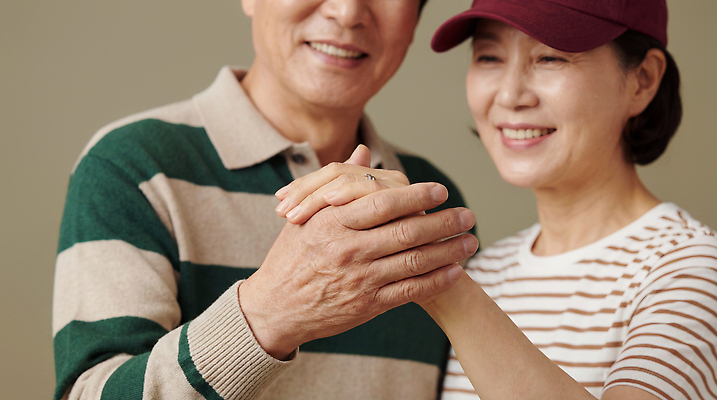 JPG 편집이미지 손 커플 여자 노년 남자 행복 관계 함께함 실내 대화 사랑 미소 장면 소통 의료성형뷰티 편집실사 감정 컨셉 표정 말하기 사람 성인 내부 신체부위 CG 파일형식