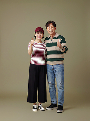 JPG 편집이미지 부부 옷 노년 감정 백그라운드 손가락 함께함 표정 웃음 편안함 즐거움 의료성형뷰티 편집실사 손 커플 컨셉 성인 감각 CG 파일형식