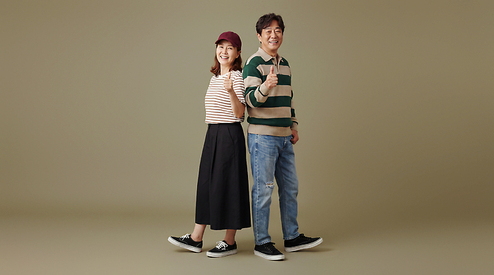 JPG 편집이미지 옷 여자 패션 노년 남자 포즈 백그라운드 손가락 모션 웃음 두명 엄지손가락 의료성형뷰티 편집실사 AI인물포토 AI콘텐츠 손 표정 사람 성인 CG 파일형식 AI포토