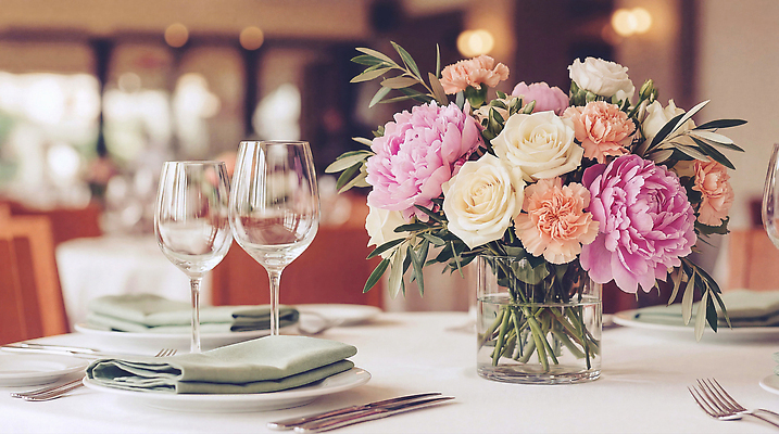 JPG 편집이미지 접시 꽃 꽃다발 포크 와인잔 식탁 탁자 장식 레스토랑 식사 나이프 저녁 상차림 고객 편집실사 AI포토 AI콘텐츠 식물 식기 가구 술잔 식당 칼 야간 CG 파일형식