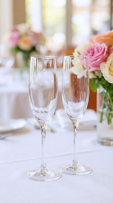 JPG 편집이미지 꽃 음료 탁자 잔 사람 이벤트 장식 파티 식당 꽃병 식사 만남 분위기 준비 편집실사 AI포토 AI콘텐츠 식물 식기 가구 컨셉 상점 CG 파일형식