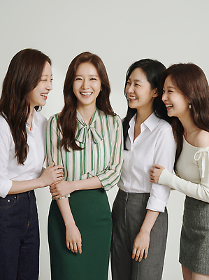 JPG 편집이미지 여자 패션 관계 모션 스튜디오 표정 대화 웃음 친구 팔짱 촬영 모임 시간 즐거움 의료성형뷰티 스타일 편집실사 AI인물포토 AI콘텐츠 감정 말하기 사람 CG 파일형식 AI포토