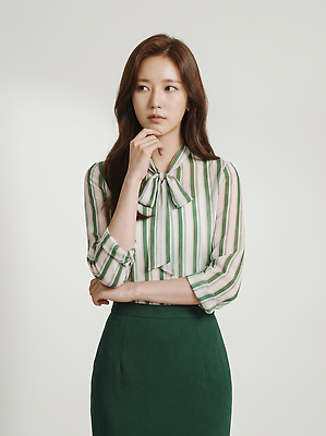 JPG 모델 편집이미지 손 옷 패션 백그라운드 생각 초록색 치마 줄무늬 블라우스 턱 의료성형뷰티 스타일 편집실사 AI인물포토 AI콘텐츠 컬러 상의 무늬 하의 신체부위 CG 파일형식 AI포토