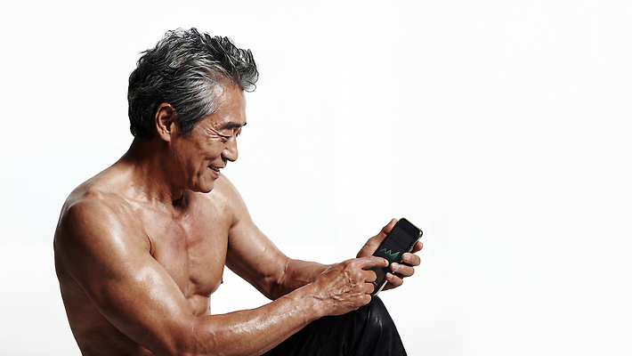 JPG 편집이미지 손 노년 남자 통신 기술 표정 미소 앉기 취미 스마트폰 방 즐거움 소통 의료성형뷰티 편집실사 AI인물포토 AI콘텐츠 감정 컨셉 모션 사람 성인 신체부위 핸드폰 스마트기기 CG 파일형식 AI포토