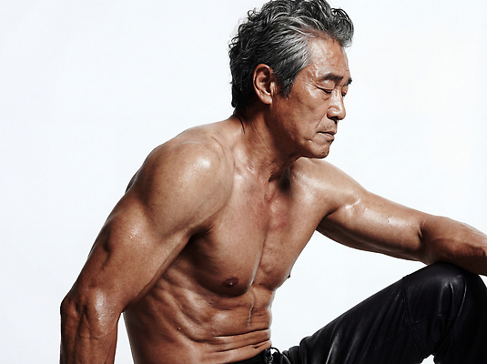 JPG 편집이미지 남자 포즈 신체 근육 휴식 표정 운동복 운동 힘 시간 도둑 집중 고민 땀 의료성형뷰티 편집실사 AI인물포토 AI콘텐츠 옷 감정 컨셉 건강 사람 범죄인 CG 파일형식 AI포토