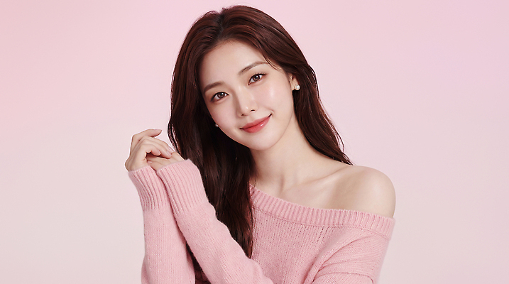 JPG 편집이미지 긴머리 손 여자 패션 분홍색 포즈 백그라운드 미소 사람 머리 사진촬영 스웨터 뷰티풀 의료성형뷰티 스타일 편집실사 AI인물포토 AI콘텐츠 헤어스타일 컬러 상의 표정 신체부위 촬영 CG 파일형식 AI포토