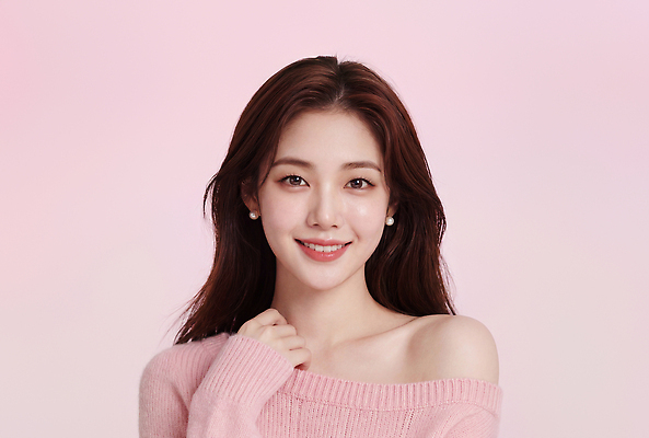 JPG 모델 편집이미지 헤어스타일 옷 여자 얼굴 분홍색 포즈 백그라운드 미소 화장 카메라 촬영 스웨터 의료성형뷰티 편집실사 AI인물포토 AI콘텐츠 컬러 상의 표정 사람 신체부위 전자제품 뷰티 CG 파일형식 AI포토