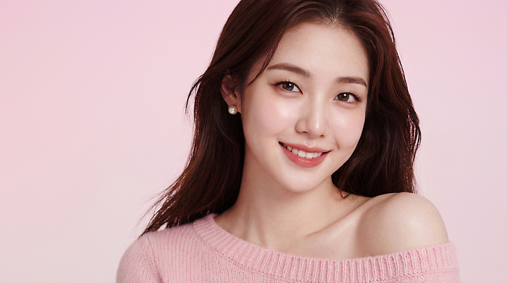 JPG 편집이미지 헤어스타일 여자 행복 얼굴 분홍색 포즈 백그라운드 조명 미소 사람 카메라 스웨터 심플 의료성형뷰티 편집실사 AI인물포토 AI콘텐츠 감정 컬러 상의 표정 신체부위 전자제품 CG 파일형식 AI포토