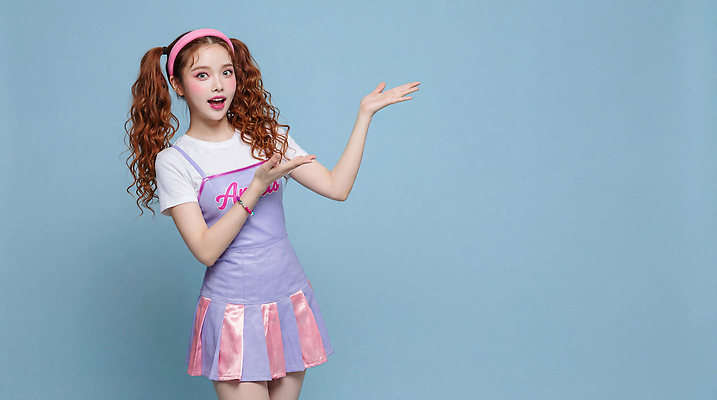 JPG 모델 편집이미지 손 원피스 패션 분홍색 포즈 웃음 여름 화장 머리카락 머리 카메라 보라색 파란배경 의료성형뷰티 스타일 편집실사 AI인물포토 AI콘텐츠 옷 계절 컬러 백그라운드 표정 신체부위 파란색 전자제품 뷰티 CG 파일형식 AI포토