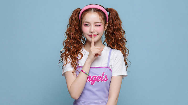 JPG 편집이미지 감정 인형 분홍색 백그라운드 장난 모션 미소 소녀 파란색 청춘 표현 머리띠 입 조용 의료성형뷰티 스타일 편집실사 여자 어린이 컬러 컨셉 장신구 표정 신체부위 CG 파일형식