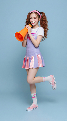 JPG 편집이미지 패션 리본 분홍색 컬러 백그라운드 모션 표정 웃음 소녀 파란색 확성기 목소리 의료성형뷰티 스타일 편집실사 AI인물포토 AI콘텐츠 여자 어린이 CG 파일형식 AI포토