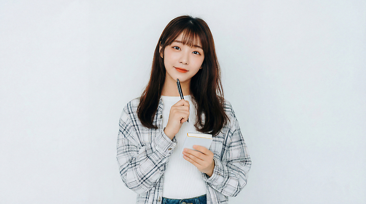 JPG 편집이미지 손 여자 감정 생각 모션 아이디어 표정 펜 기록 메모지 흰배경 일과 창의성 의료성형뷰티 편집실사 AI인물포토 AI콘텐츠 백그라운드 컨셉 사람 신체부위 필기구 사무용품 흰색 CG 파일형식 AI포토