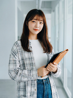 JPG 편집이미지 학생 대화 웃음 책 친구 노트북 사무실 업무 집중 모던 문서 의료성형뷰티 편집실사 AI인물포토 AI콘텐츠 컨셉 비즈니스 관계 표정 말하기 전자제품 작업 CG 파일형식 AI포토