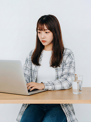 JPG 편집이미지 손 여자 벽 셔츠 탁자 기술 노트북 컴퓨터 사무실 방 흰색 작업 집중 물컵 체크무늬 의료성형뷰티 편집실사 컬러 가구 컨셉 상의 무늬 비즈니스 사람 신체부위 컵 전자제품 CG 파일형식