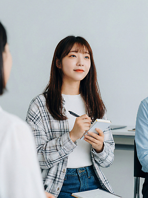 JPG 편집이미지 여자 생각 모션 회의 협력 실험 대화 여러명 사무실 공책 기록 메모지 집중 연습 소통 의료성형뷰티 편집실사 다수 컨셉 비즈니스 문구용품 말하기 사람 사무용품 CG 파일형식