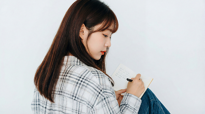 JPG 편집이미지 손 여자 벽 생각 패턴 휴식 조명 실내 앉기 펜 공책 표현 기록 집중 체크무늬 의료성형뷰티 편집실사 AI인물포토 AI콘텐츠 컨셉 무늬 모션 문구용품 사람 내부 신체부위 필기구 CG 파일형식 AI포토