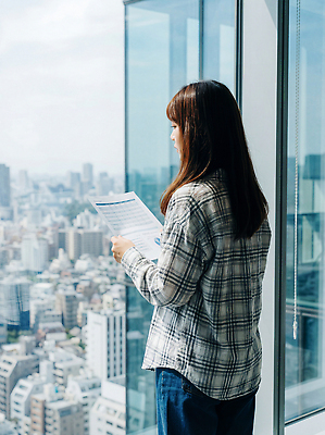 JPG 편집이미지 여자 창문 풍경 일상 사무실 고층빌딩 도시 업무 읽기 창가 문서 의료성형뷰티 편집실사 AI인물포토 AI콘텐츠 비즈니스 모션 사람 빌딩 라이프 작업 CG 파일형식 AI포토