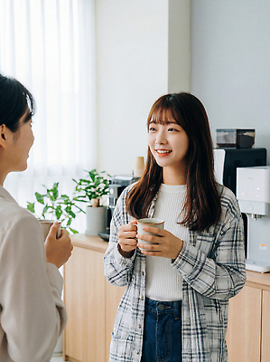 JPG 식물 편집이미지 여자 커피 음료 상의 실내 대화 웃음 친구 주방 공간 기쁨 방 체크무늬 친목 의료성형뷰티 편집실사 옷 감정 무늬 관계 표정 말하기 사람 내부 CG 파일형식