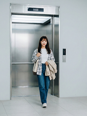 JPG 편집이미지 여자 이동 회의 직장 사람 건물 일상 사무실 걷기 공간 엘리베이터 소지품 의료성형뷰티 편집실사 AI인물포토 AI콘텐츠 건축물 컨셉 회사 비즈니스 모션 라이프 CG 오브젝트 파일형식 AI포토