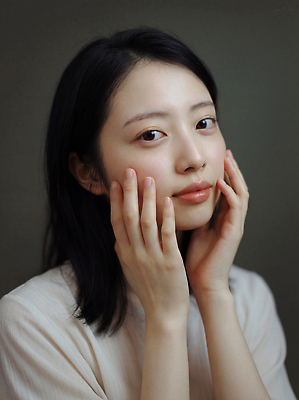 JPG 편집이미지 손 응시 시선 여자 감정 얼굴 포즈 조명 사람 뷰티 카메라 부드러움 감싸기 의료성형뷰티 편집실사 모션 신체부위 전자제품 감각 CG 파일형식